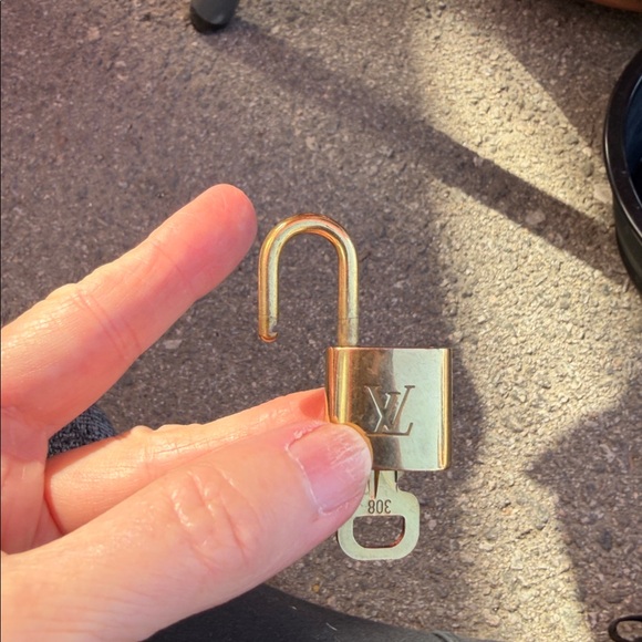 Authentic “Louis Vuitton” lock 🔐 and Key - Picture 4 of 4
